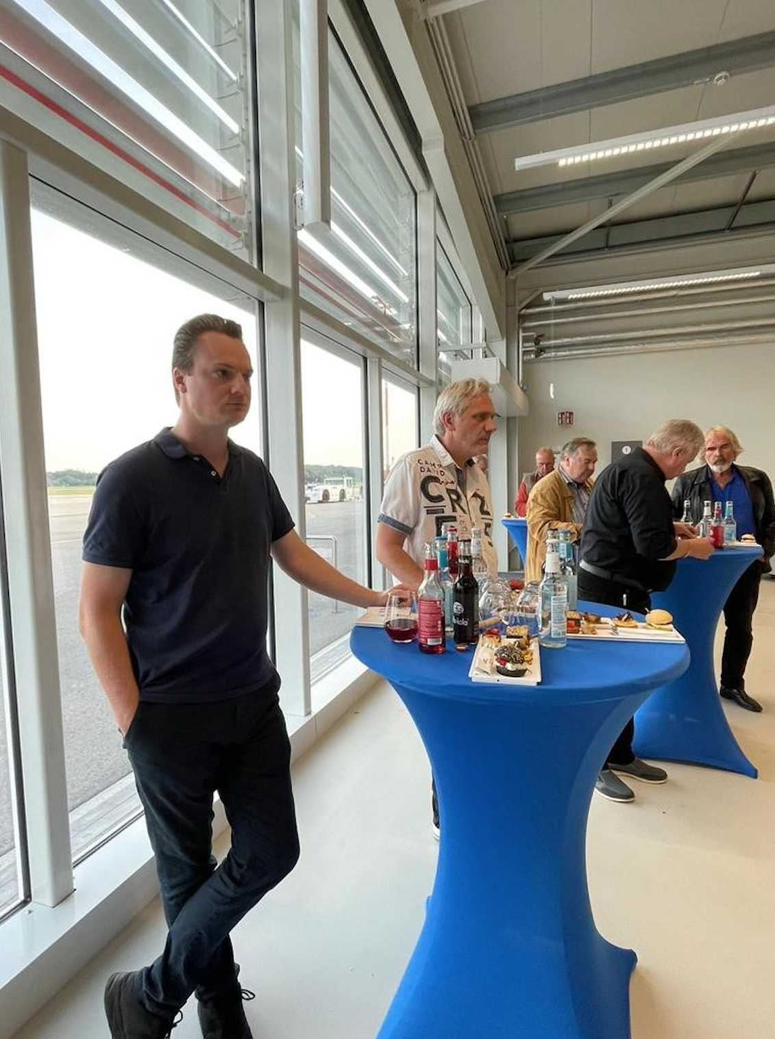 Mitglieder des VSF erfahren bei Getränken und Snacks mehr Über den Flughafen